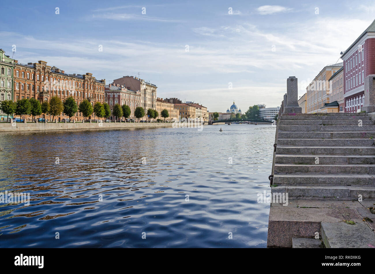Fontanka, alte Wohnhäuser, die Englische Brücke, einer Fußgängerzone drei span Bridge, und Trinity Cathedral oder Troitsky Kathedrale Stockfoto