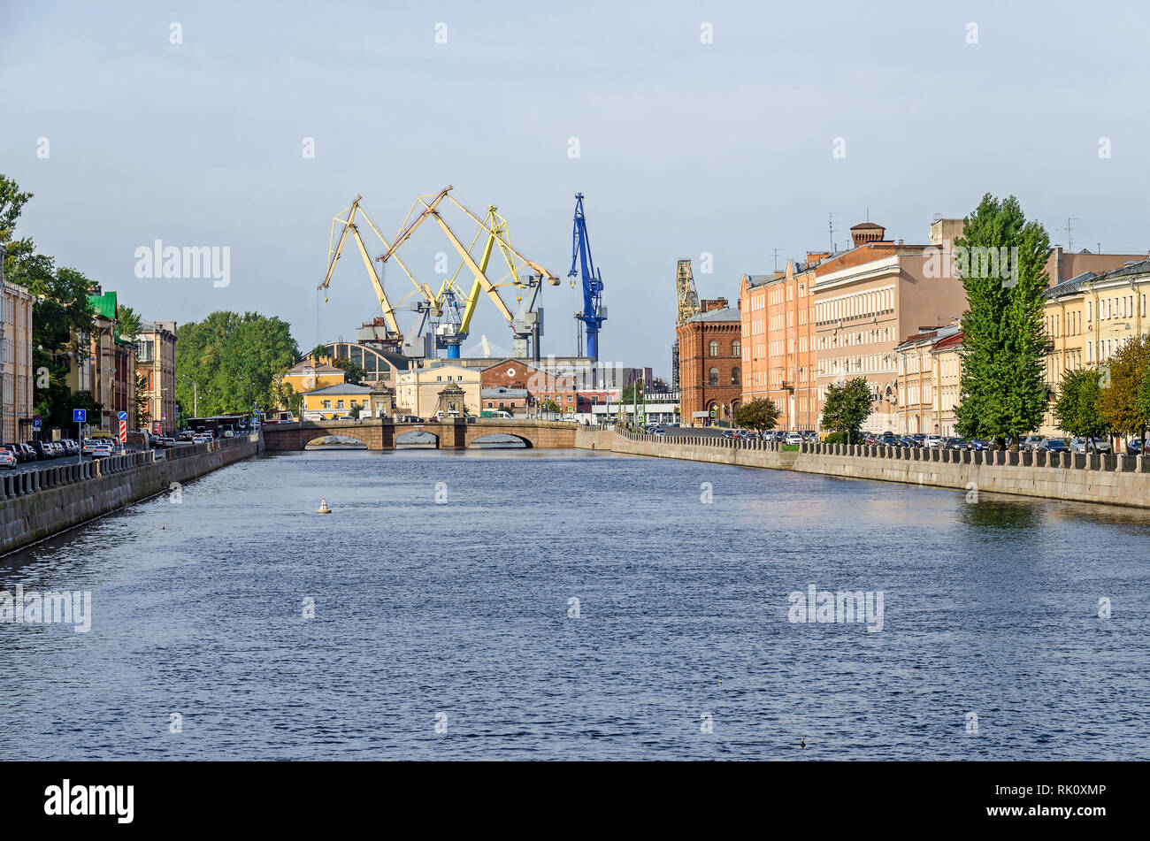 Sankt Petersburg, Russland - 9. September 2018: Fontanka mit dem Staro-Kalinkin Brücke und der Admiralität Werft, eine der ältesten Stockfoto