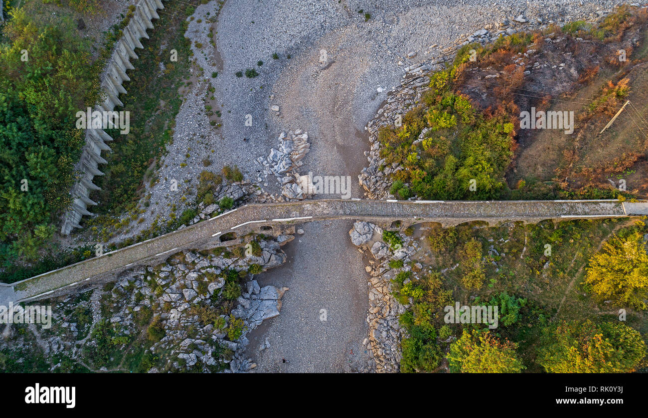 Die alte Mes-Bridge bei Sonnenuntergang in Shkodra, Albanien Stockfoto