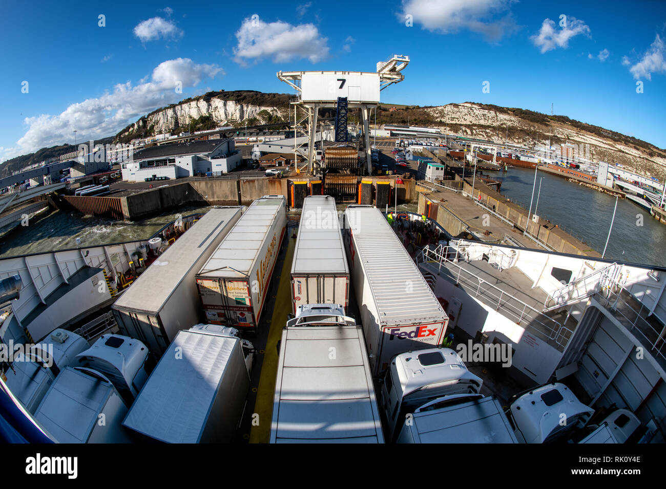 Lastkraftwagen Vorbereiten von einem Cross Channel Fähre entladen, wie es in den Hafen von Dover in Kent, England Docks. Stockfoto