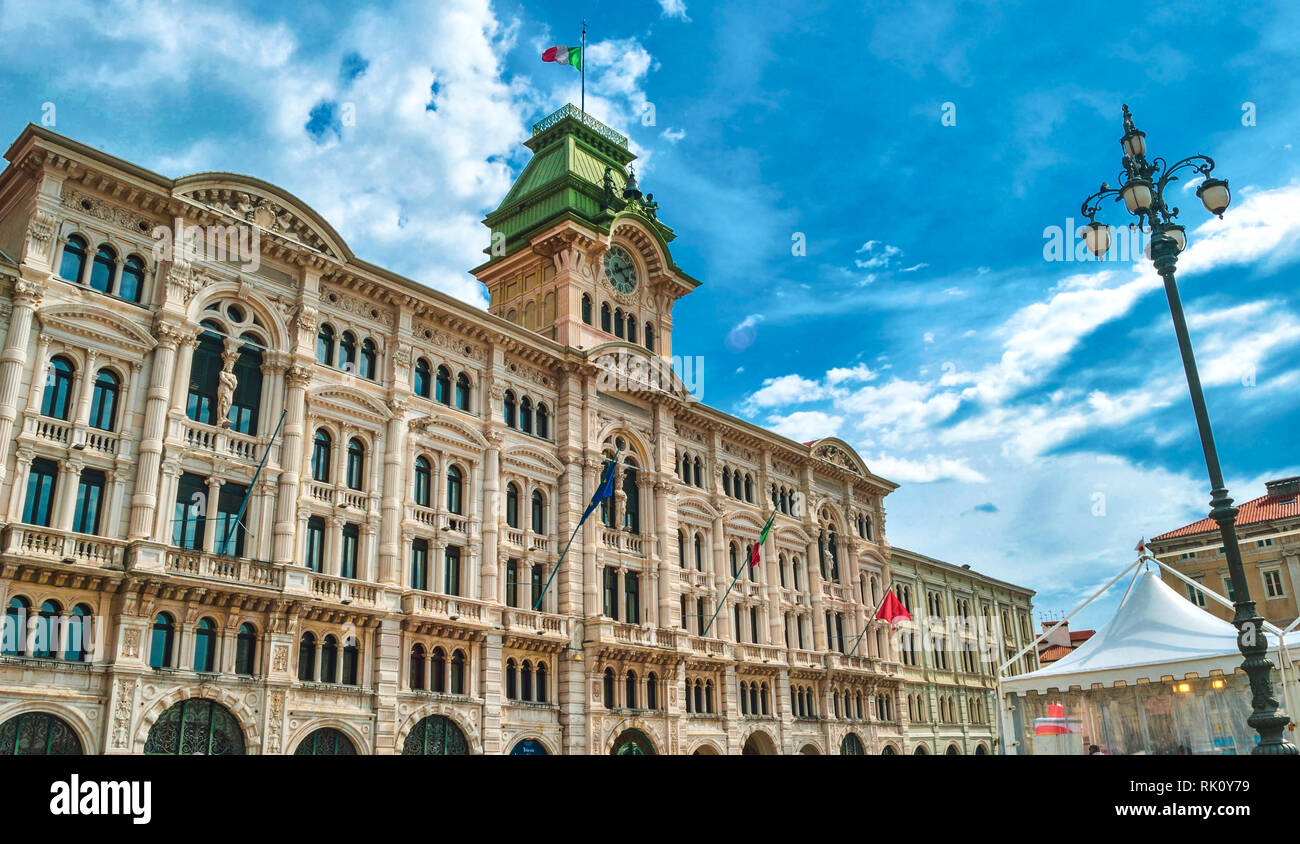Städtische Gebäude von Triest an der Piazza Unita d'Italia - Friaul Julisch Venetien - Italien Stockfoto