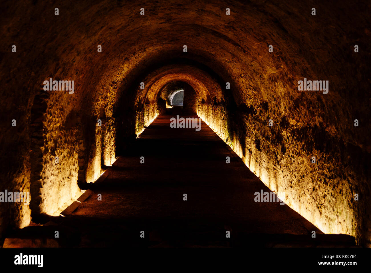 Unterirdische Passage und Gewölben des Circo Romano (Römische Circus) von Tarragona, Katalonien, Spanien. Stockfoto