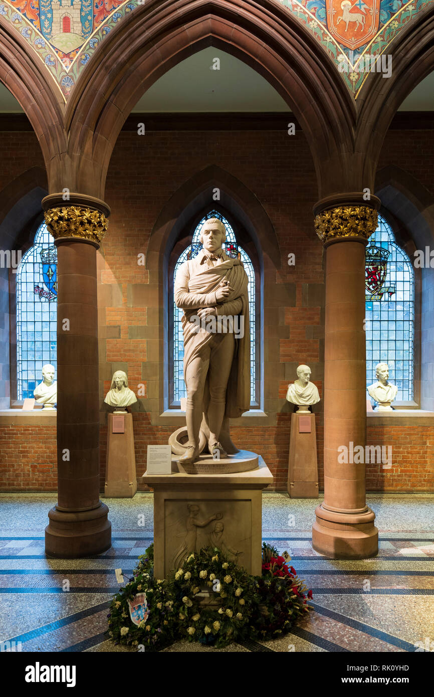 Innenraum der Scottish National Portrait Gallery und die Statue des Dichters Robert Burns in Edinburgh, Schottland, Großbritannien Stockfoto