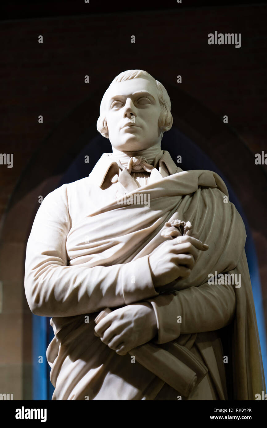 Innenraum der Scottish National Portrait Gallery und die Statue des Dichters Robert Burns in Edinburgh, Schottland, Großbritannien Stockfoto