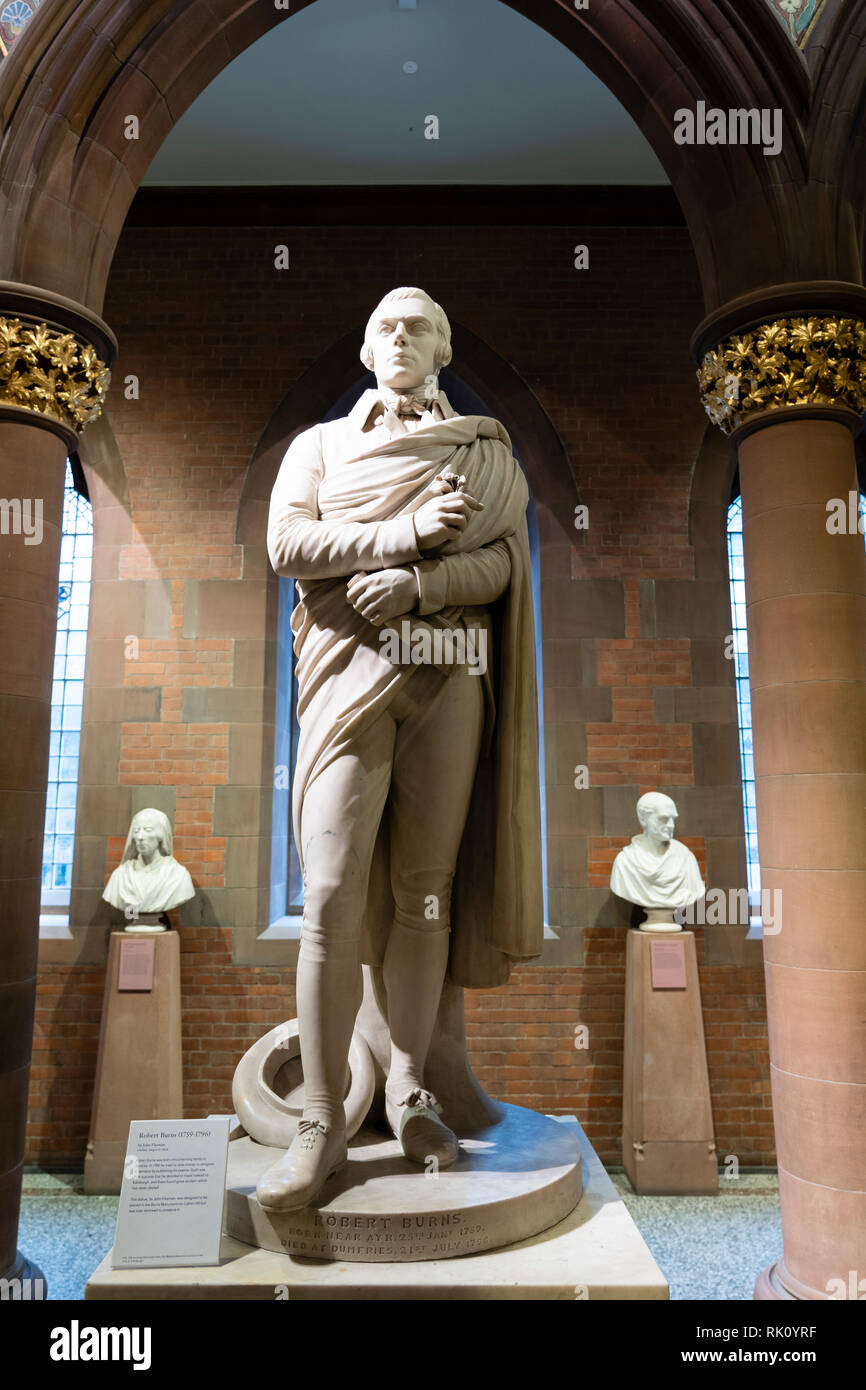 Innenraum der Scottish National Portrait Gallery und die Statue des Dichters Robert Burns in Edinburgh, Schottland, Großbritannien Stockfoto