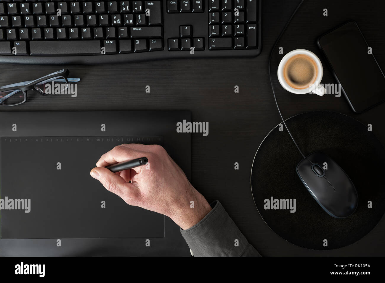 Designer auf Grafik Tablett auf schwarzen Schreibtisch Stockfoto