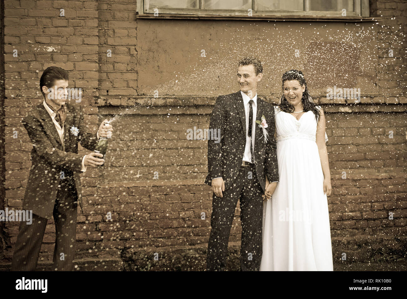 Die Braut und der Bräutigam auf dem Hintergrund der Champagne Stockfoto