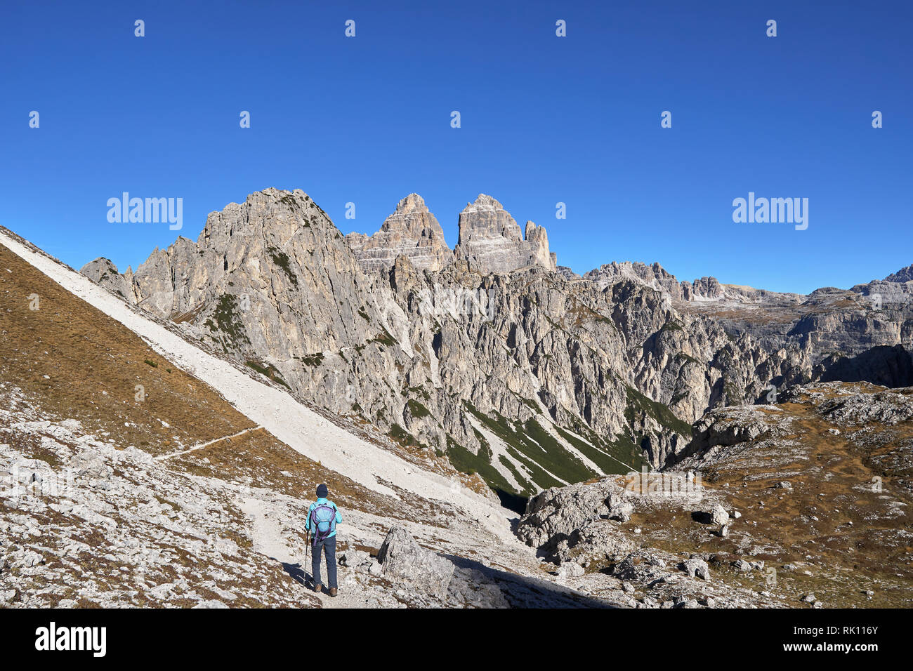 Laufen Sie in Richtung des Tre Cime di Lavaredo, betrachtet aus Cadini di Misurina, Dolomiten, Belluno, Venetien, Italien Stockfoto