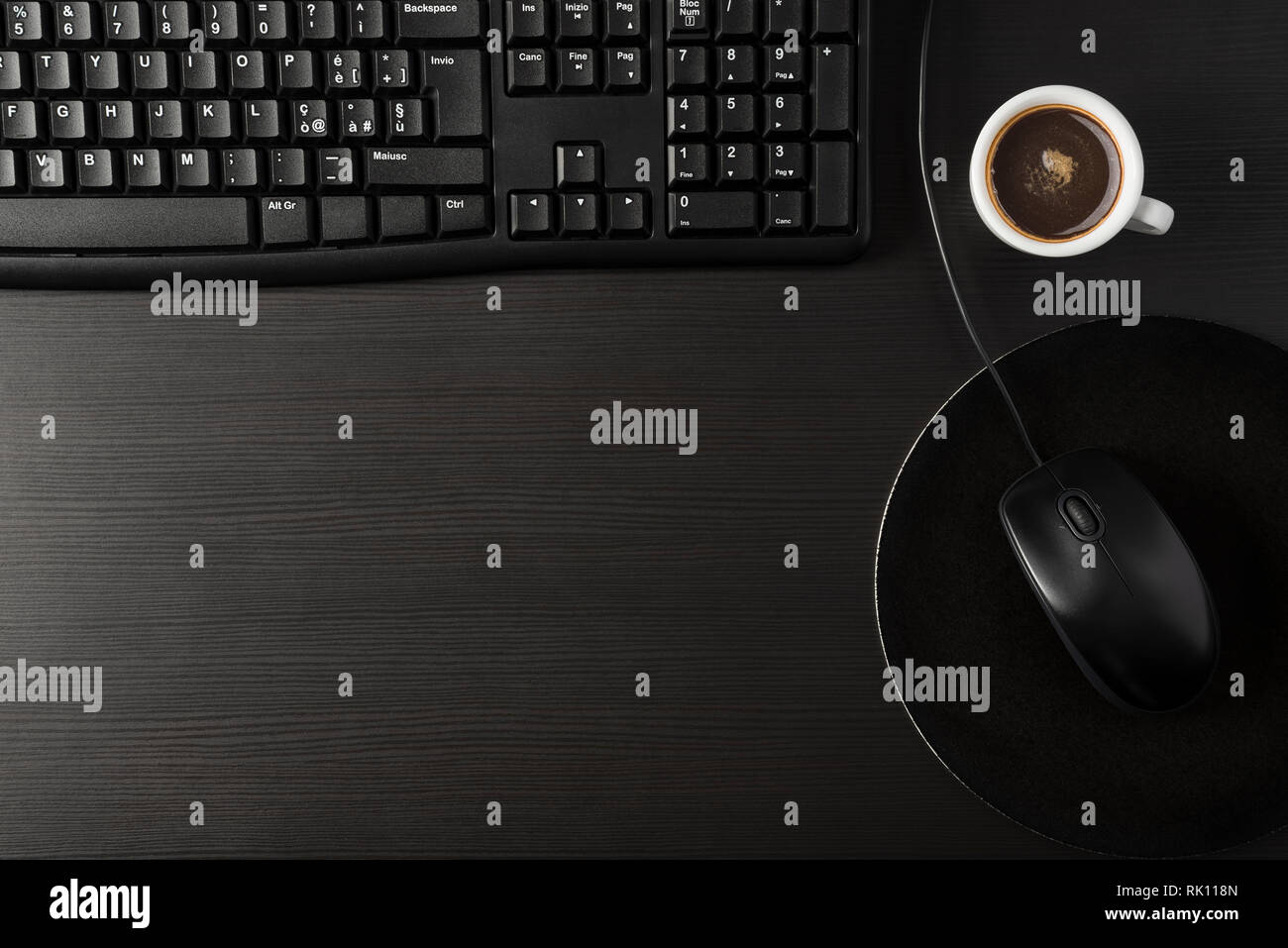 Insgesamt schwarzen Schreibtisch mit PC- und Tasse Kaffee Stockfoto