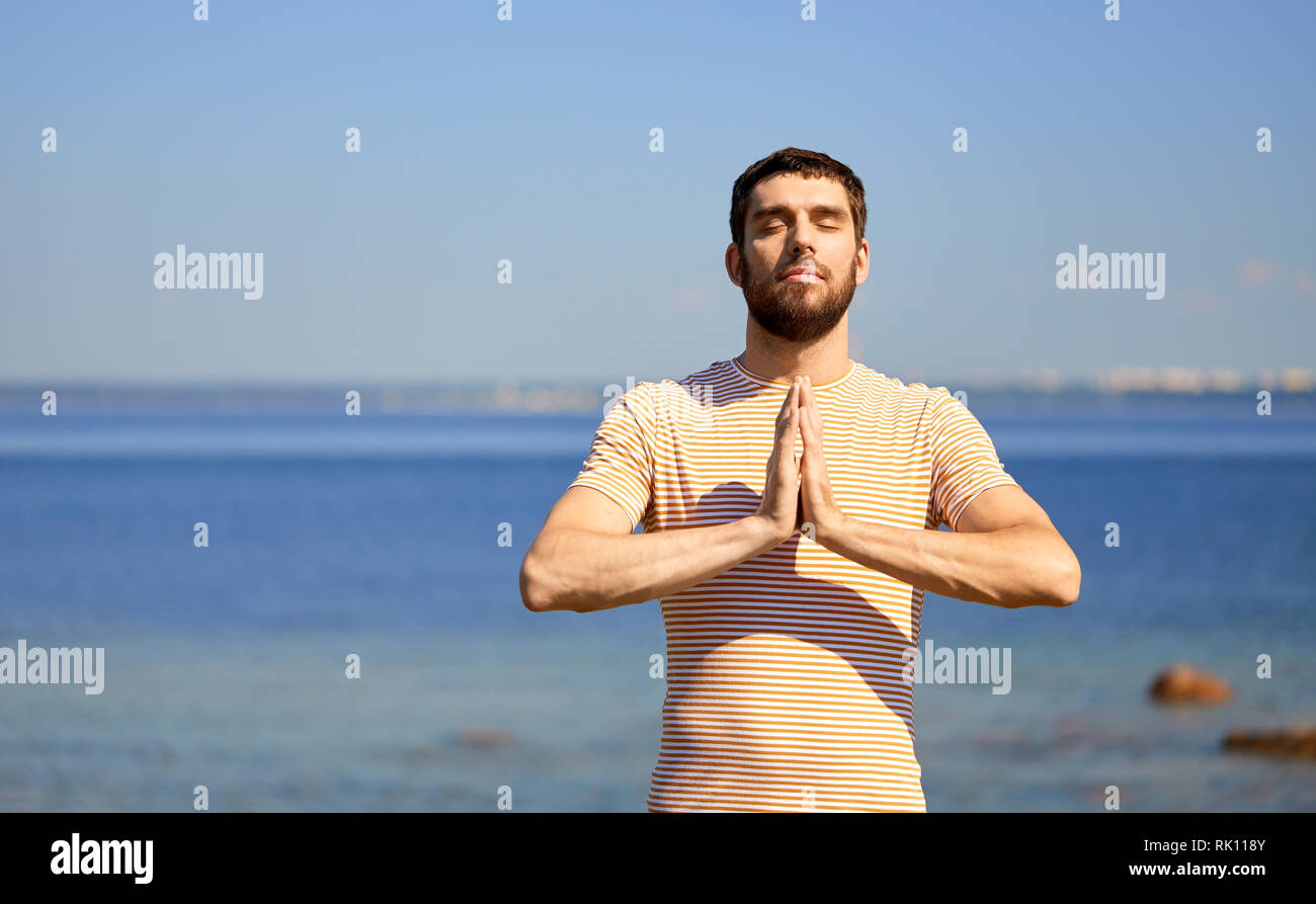 Man meditieren im Freien über Meer Stockfoto