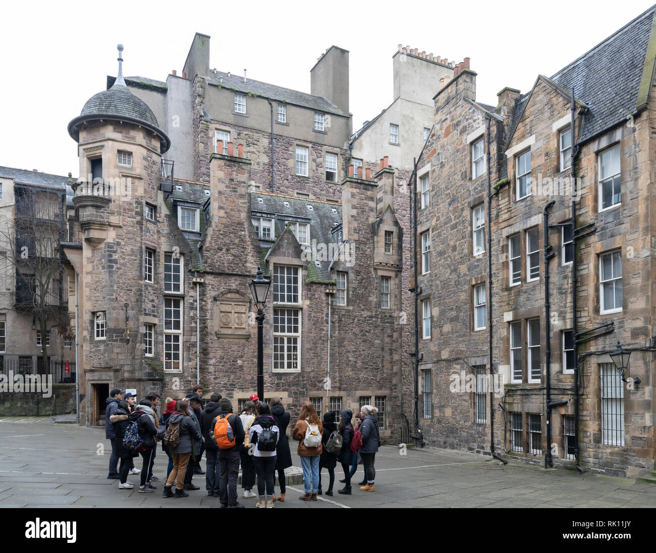 Touristen auf Tour zu Fuß im Makars' Court mit dem Writers Museum nach hinten in der Altstadt von Edinburgh, Schottland, Großbritannien Stockfoto