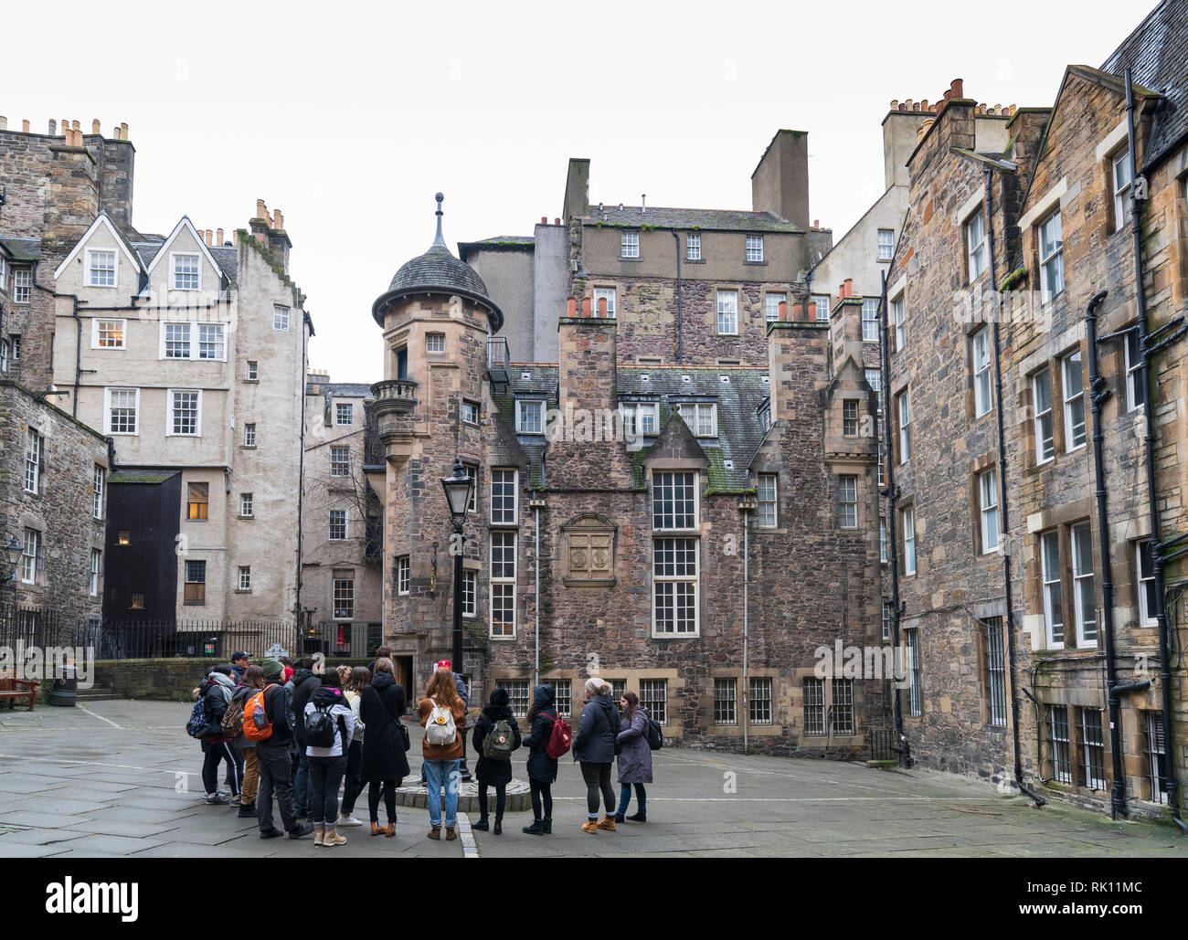 Touristen auf Tour zu Fuß im Makars' Court mit dem Writers Museum nach hinten in der Altstadt von Edinburgh, Schottland, Großbritannien Stockfoto