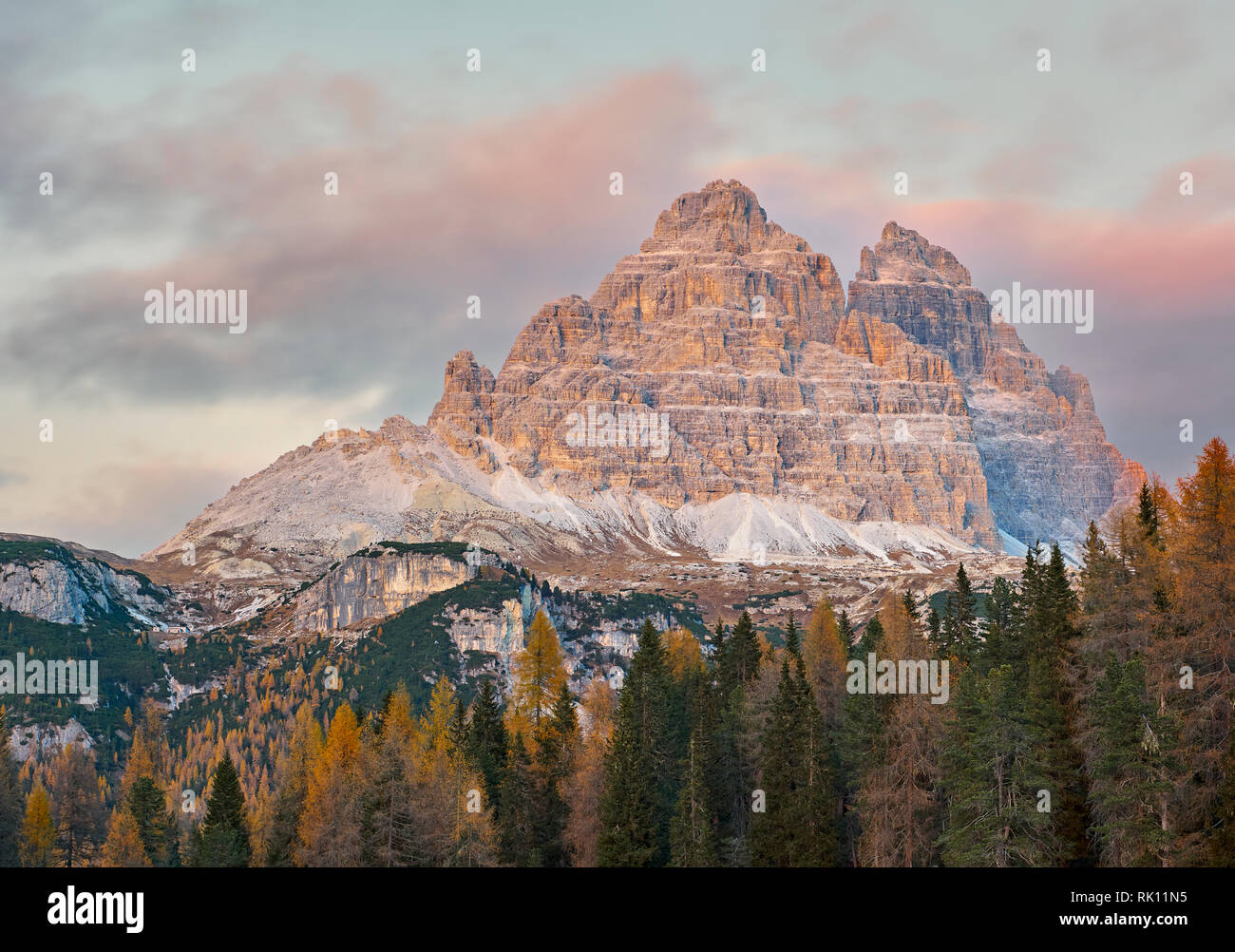 Tre Cima di Lavaredo ab in der Nähe von Misurina, Dolomiten, Belluno, Venetien, Italien. Bei Sonnenuntergang im Herbst Stockfoto