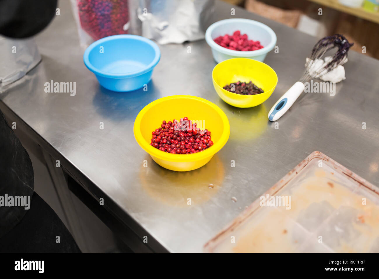 Beeren in Schalen an Konditorei Küche Stockfoto