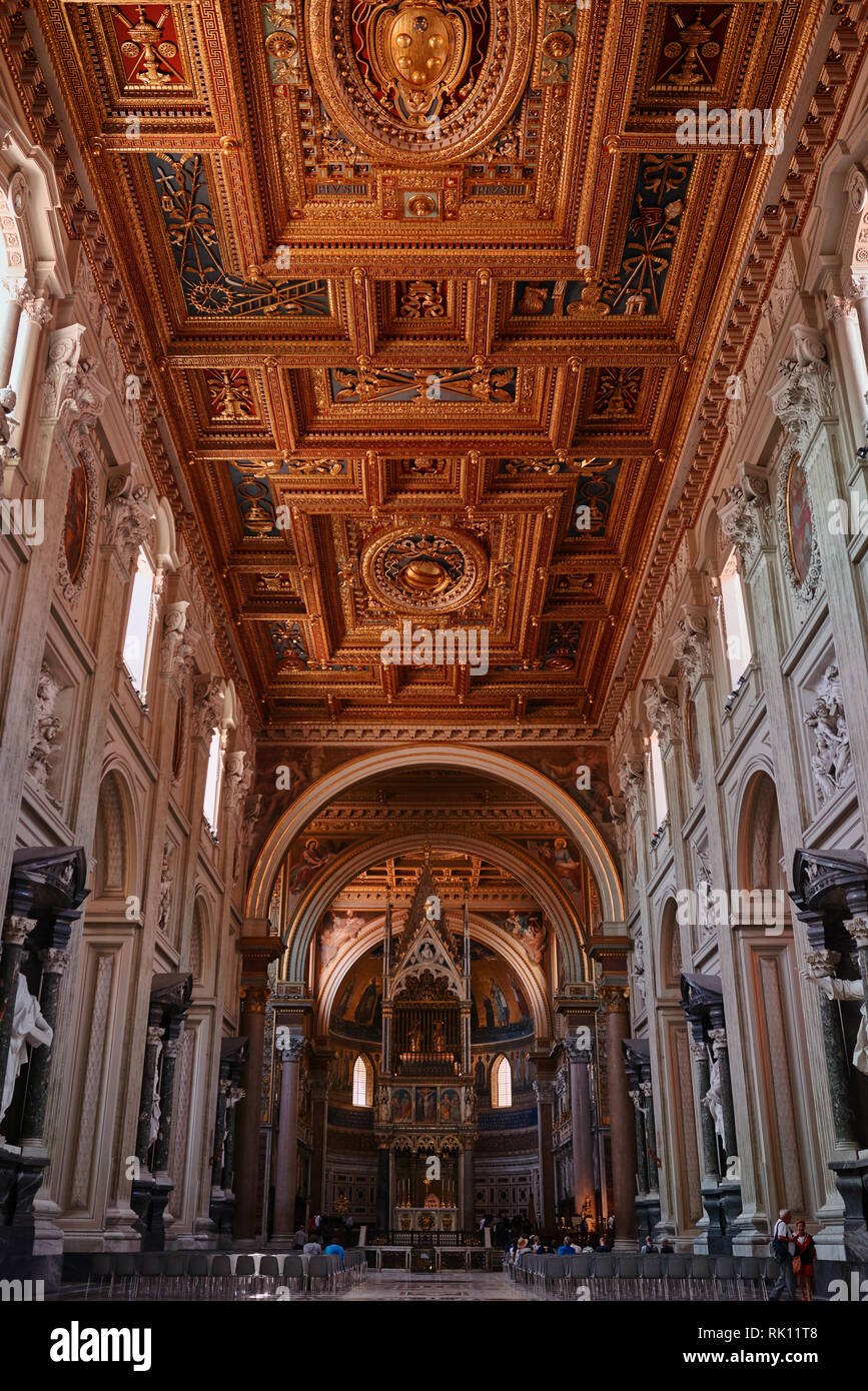Rom, San Giovanni in Laterano Basilika (Basilica di San Giovanni in Laterano) Hauptschiff, Kirche Decke mit seinen wunderschönen Dekorationen Stockfoto