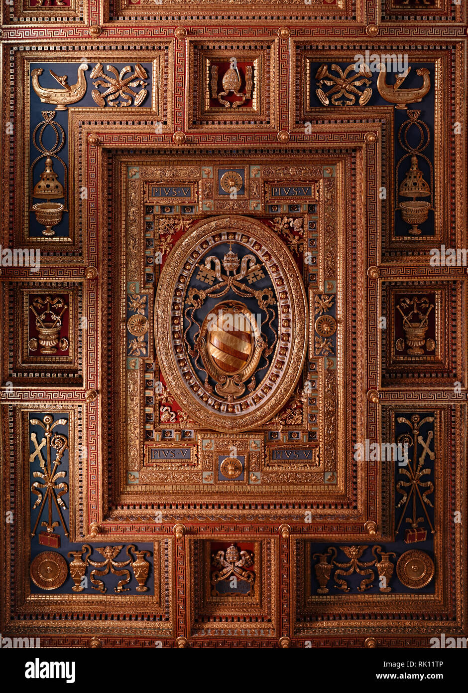 Rom, San Giovanni in Laterano Basilika (Basilica di San Giovanni in Laterano) Kirche Decke mit seinen wunderschönen Dekorationen Stockfoto
