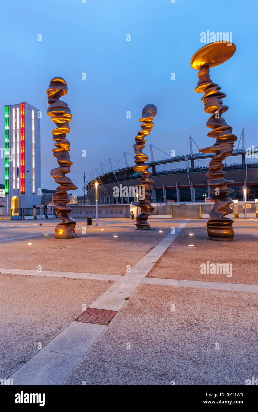 Turin, Italien, 10. Juni 2012: 'Points of View', Artwork von Tony Cragg, vor dem Olympiastadion ausgesetzt. Die drei Skulpturen zeigen die Twirls Stockfoto