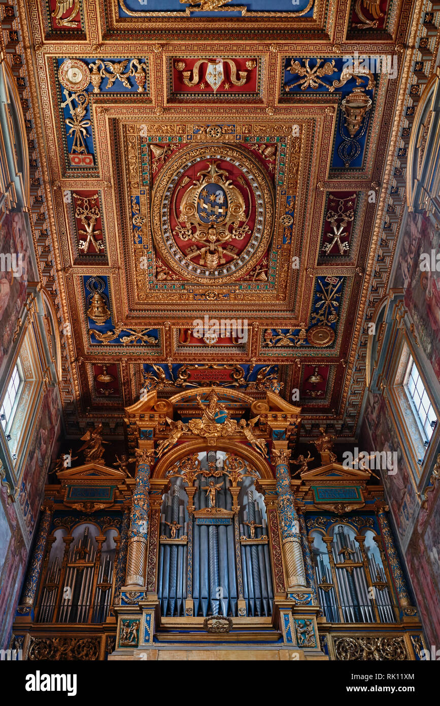 Rom, San Giovanni in Laterano Basilika (Basilica di San Giovanni in Laterano), Kirche Decke mit seinen wunderschönen Dekorationen Stockfoto
