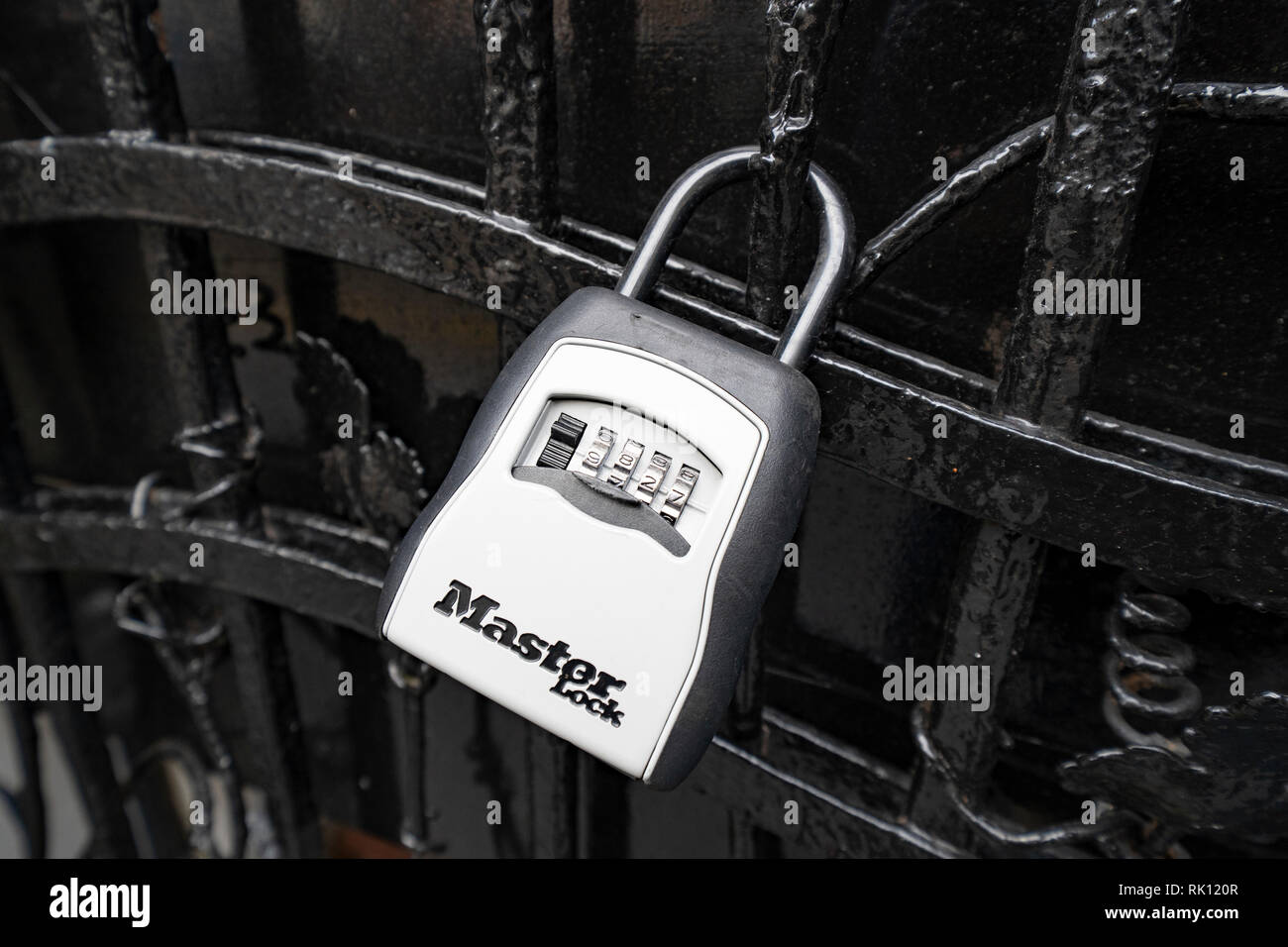 Schlüsselkasten für AirbnB Gäste Tür Schlüssel außerhalb Apartment Gebäude in der Altstadt von Edinburgh, Schottland, VEREINIGTEN KÖNIGREICH zugreifen Stockfoto