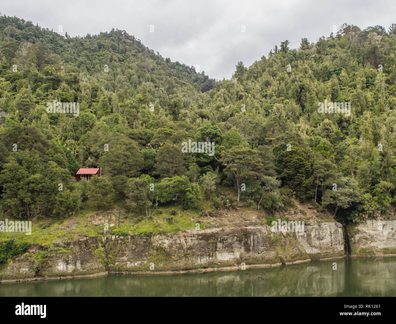 Von Wald bewachsenen Hügeln umgeben, Downes Hütte auf dem rechten Ufer des Whanganui River gegenüber von atene. North Island, Neuseeland Stockfoto