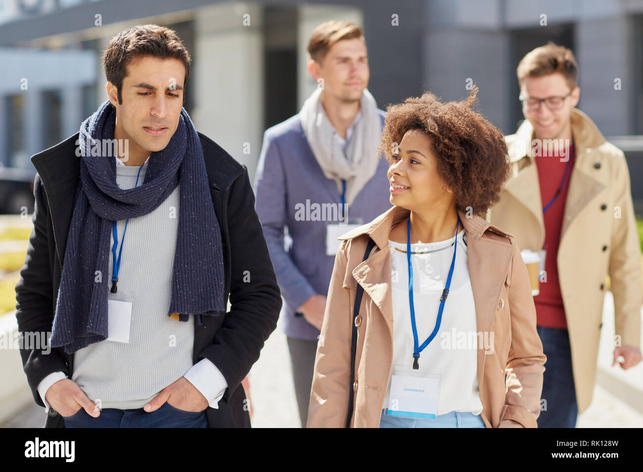 Business-Team mit Konferenz-Badges in Stadt Stockfoto