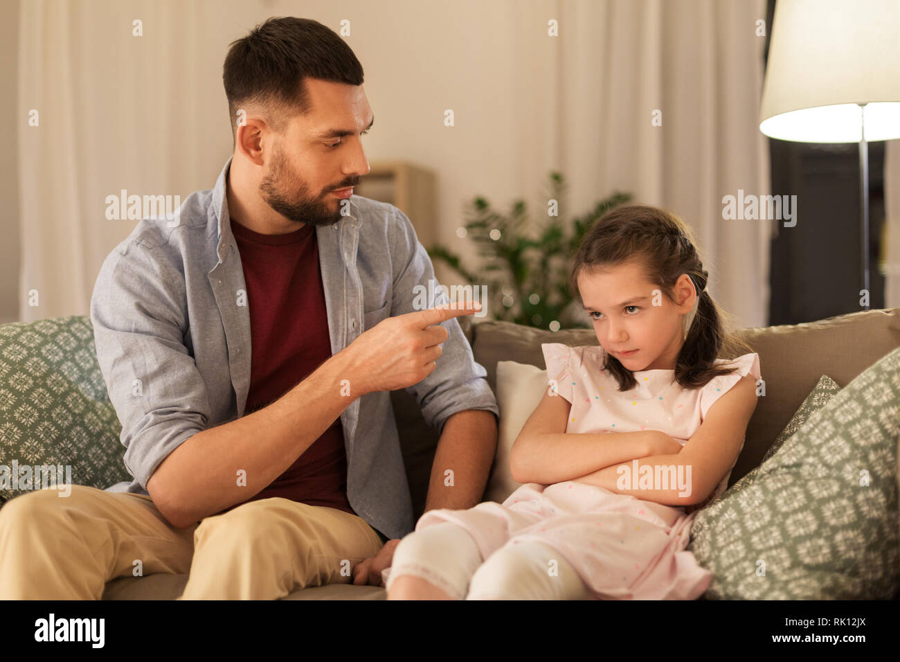 Umkippen oder fühlen sich schuldig Mädchen und Vater zu Hause Stockfoto