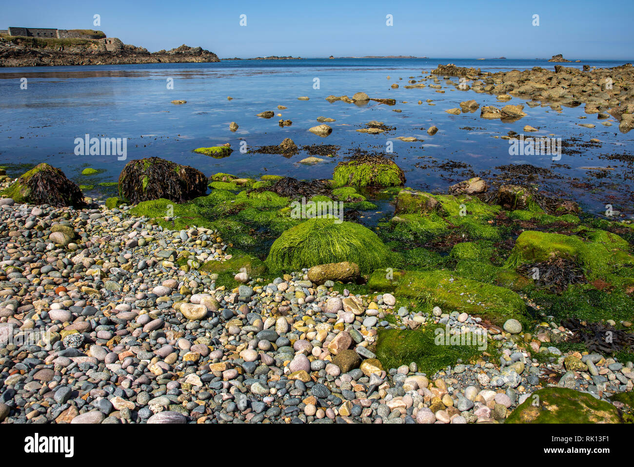 Ausblick aufs Meer von Crabby Bay Beach auf Alderney Channel Islands. Stockfoto