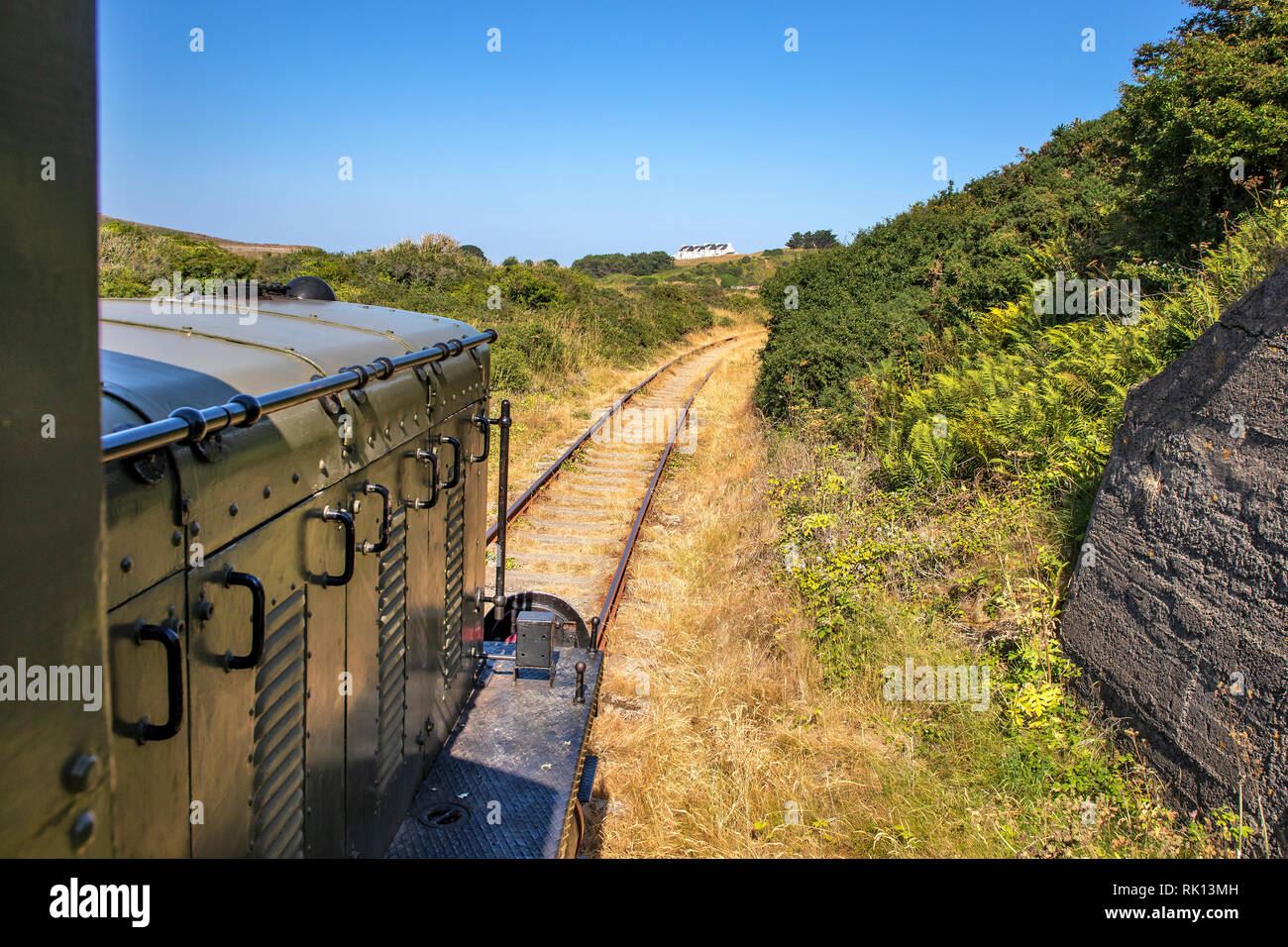 Blick aus dem Führerstand der Lokomotive Alderney 'Elizabeth' in Richtung Mannez Station. Stockfoto