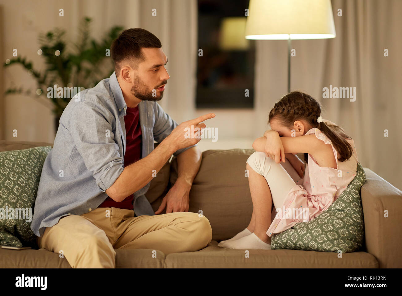 Umkippen oder fühlen sich schuldig Mädchen und Vater zu Hause Stockfoto