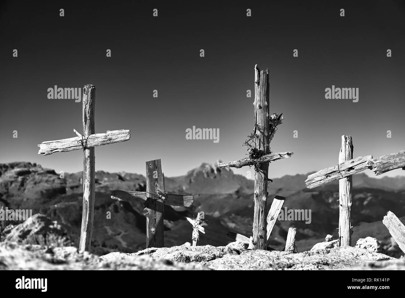 Kreuze für WW1 Soldaten auf Sas de Stria, Dolomiten, Belluno, Venetien, Italien. Schwarz und Weiß Stockfoto