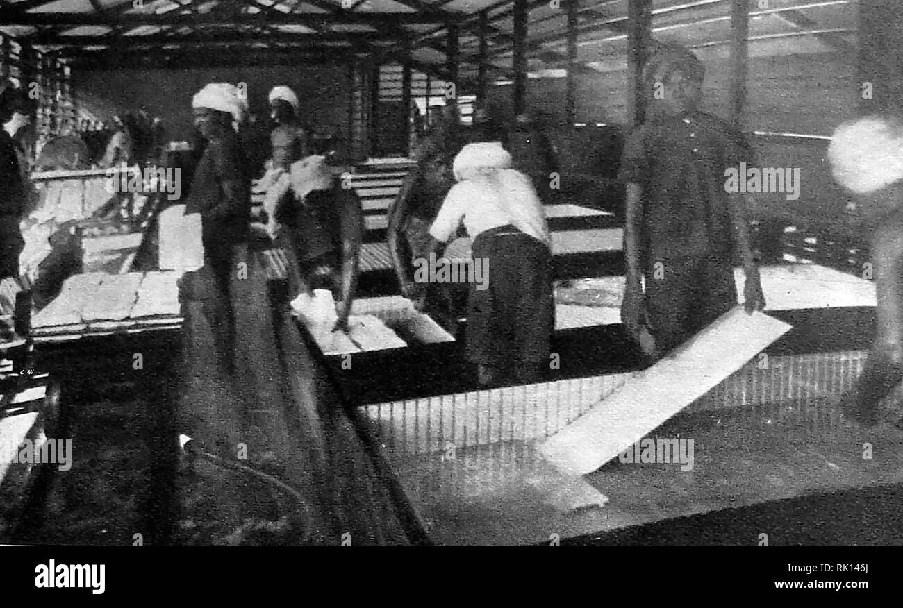 1930 - Ein Blick auf Morris Automobil Produktion in Großbritannien. Ein seltenes Foto von der Produktion von Gummi in Malaya für den Einsatz in Morris Fahrzeugreifen in Großbritannien exportiert werden. Stockfoto