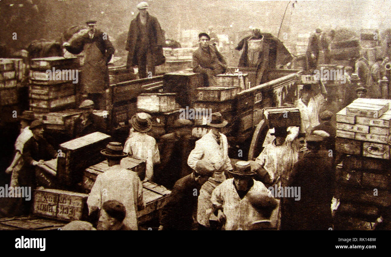 Torhüter Be- und Entladen am ursprünglichen Billingsgate Fish Market, London ca. 1930 (der Markt im Jahr 1982 verlegt, um auf der Insel der Hunde in Pappel, in der Nähe von Canary Wharf und Blackwall. Der Markt war im Volksmund den Spitznamen "Das Tor". Stockfoto
