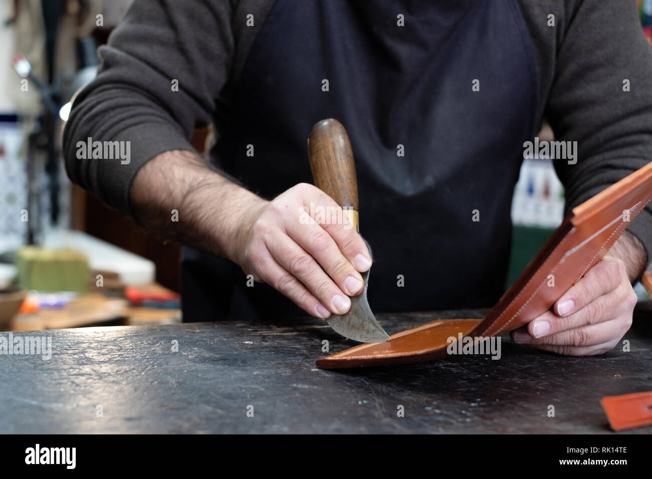 Artisan Hände arbeiten das Leder mit Spezialwerkzeug Stockfoto