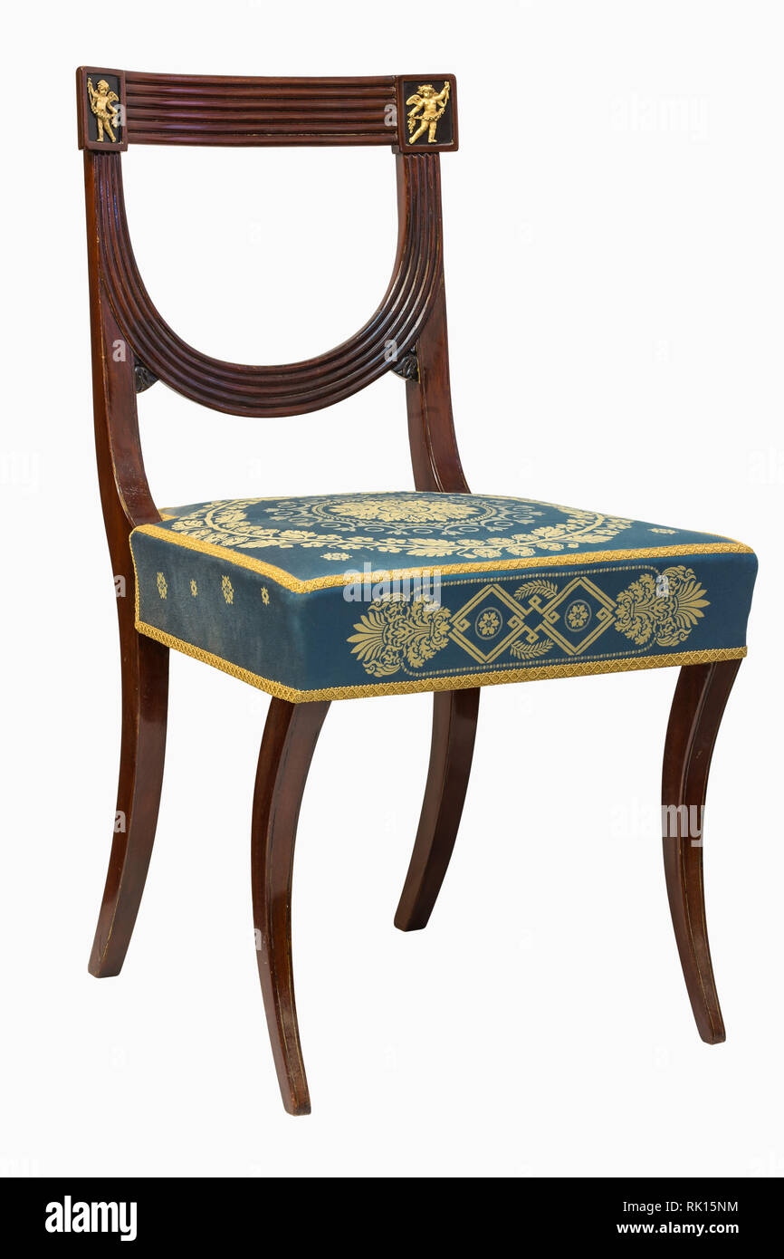 19. französischen Goldblech montiert Empire Stil Stuhl auf weißem Hintergrund Stockfoto