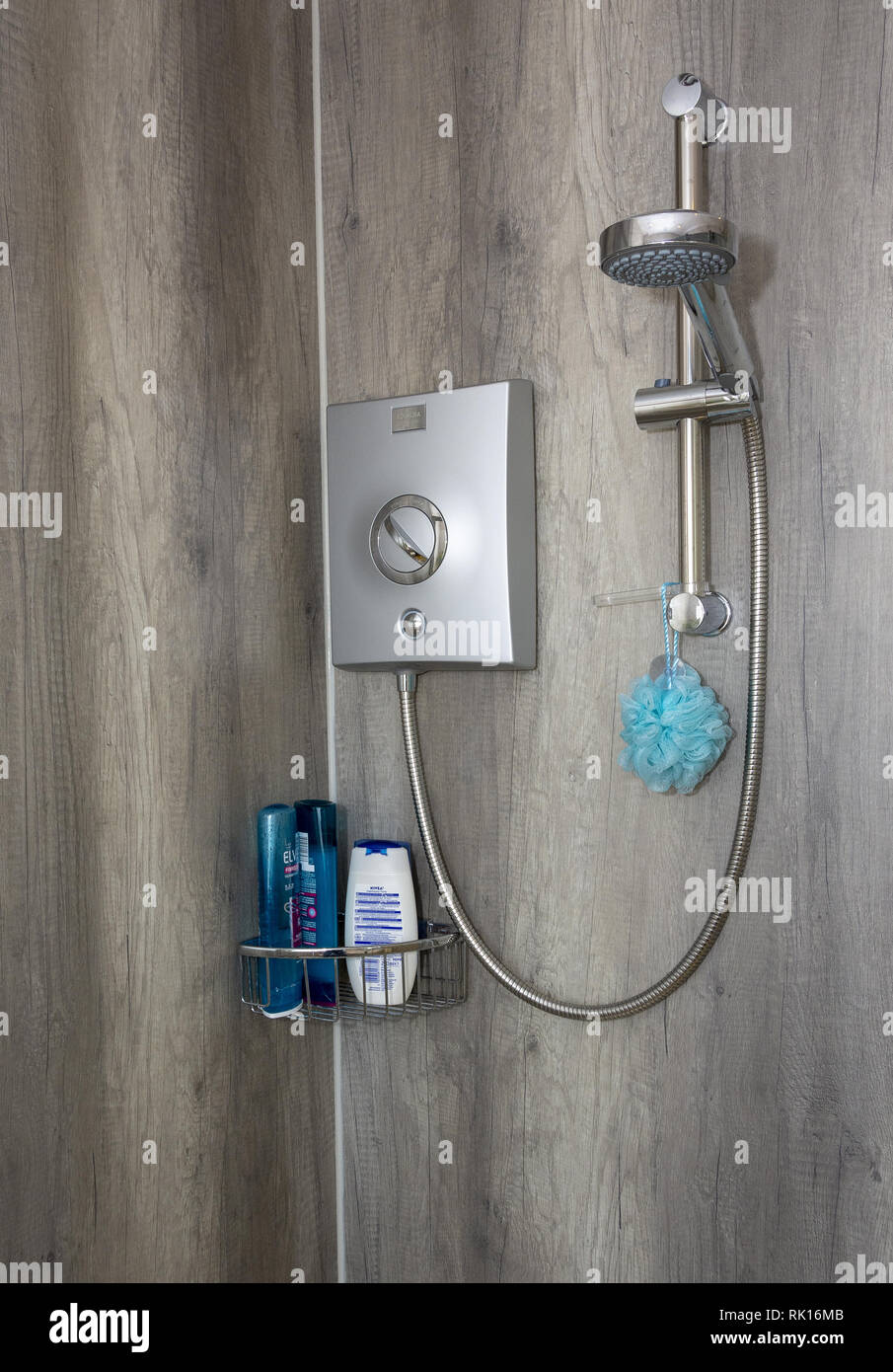Modern ausgestattete elektrische Dusche Stockfoto