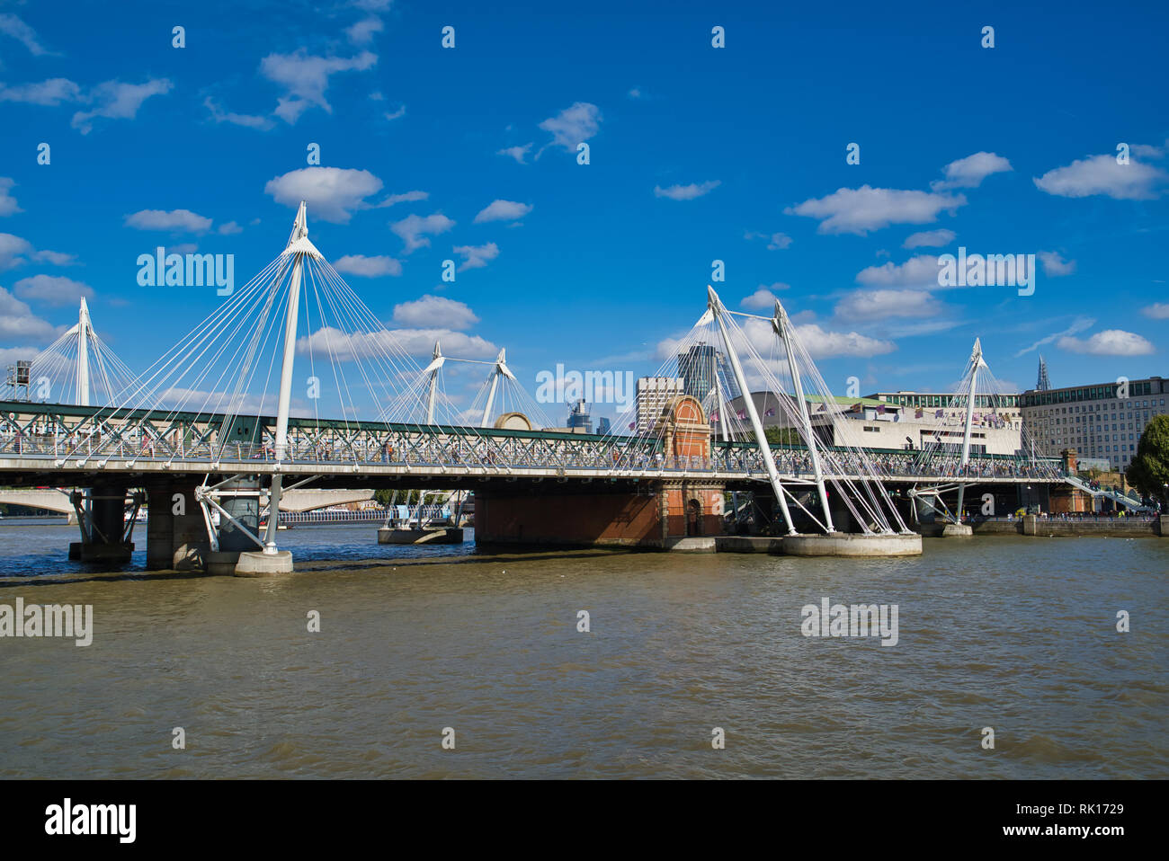 LONDON, Großbritannien - 9 September, 2018: Hungerford Brücke. Überquert den Fluss Themse in London und liegt zwischen der Waterloo Bridge und Westminster Bridge Stockfoto