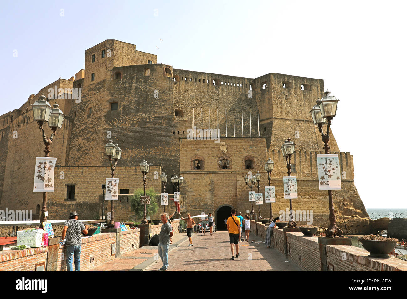 Neapel, Italien - Juli 5, 2018: Touristen zu Fuß zu Ei Burg (Castel dell'Ovo) eine mittelalterliche Festung in Neapel, Italien Stockfoto
