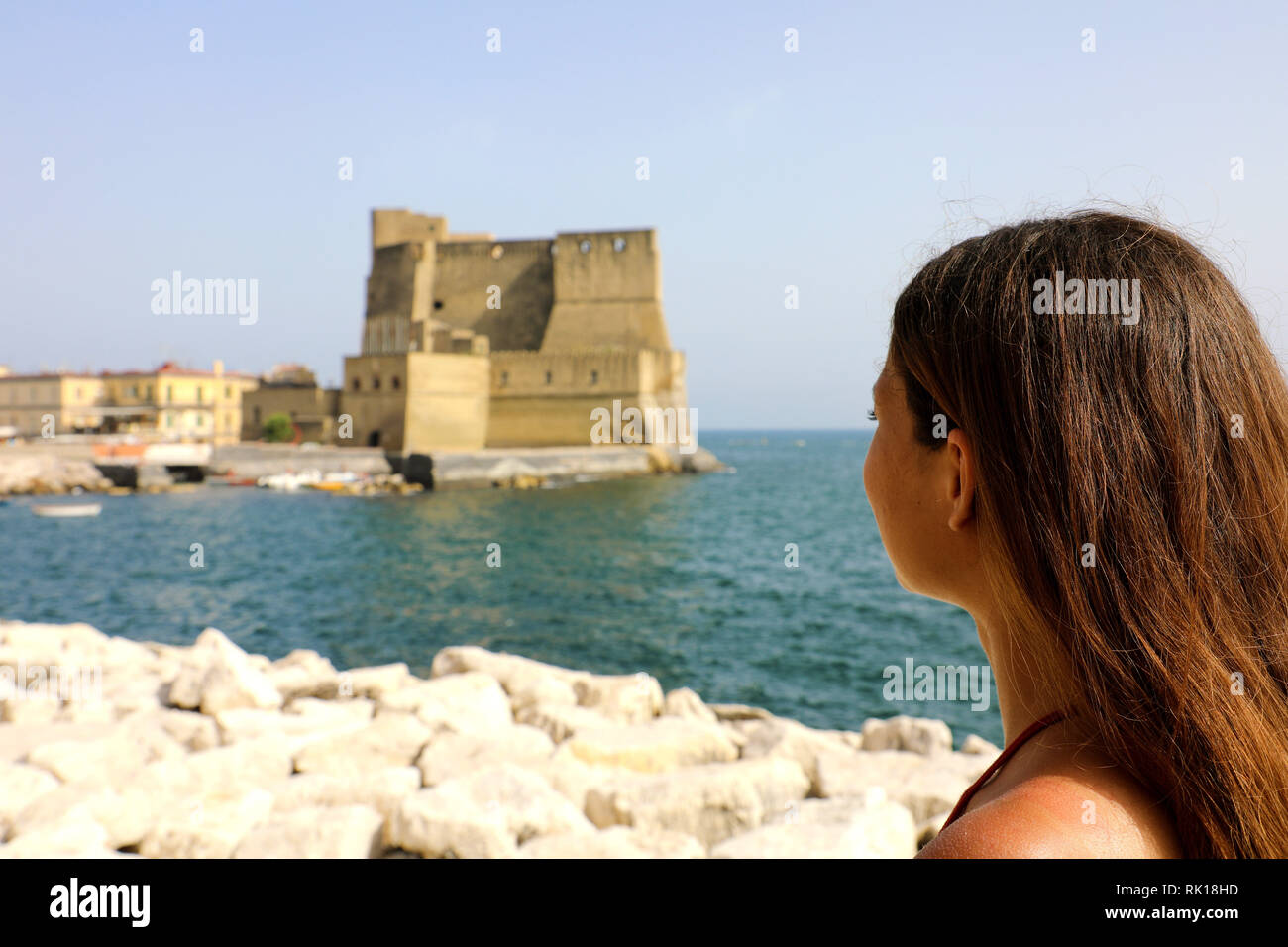 Ansicht der Rückseite des schönen Frau zu Ei Schloss (Schloss dell'Ovo) eine mittelalterliche Festung in der Bucht von Neapel, Italien suchen Stockfoto