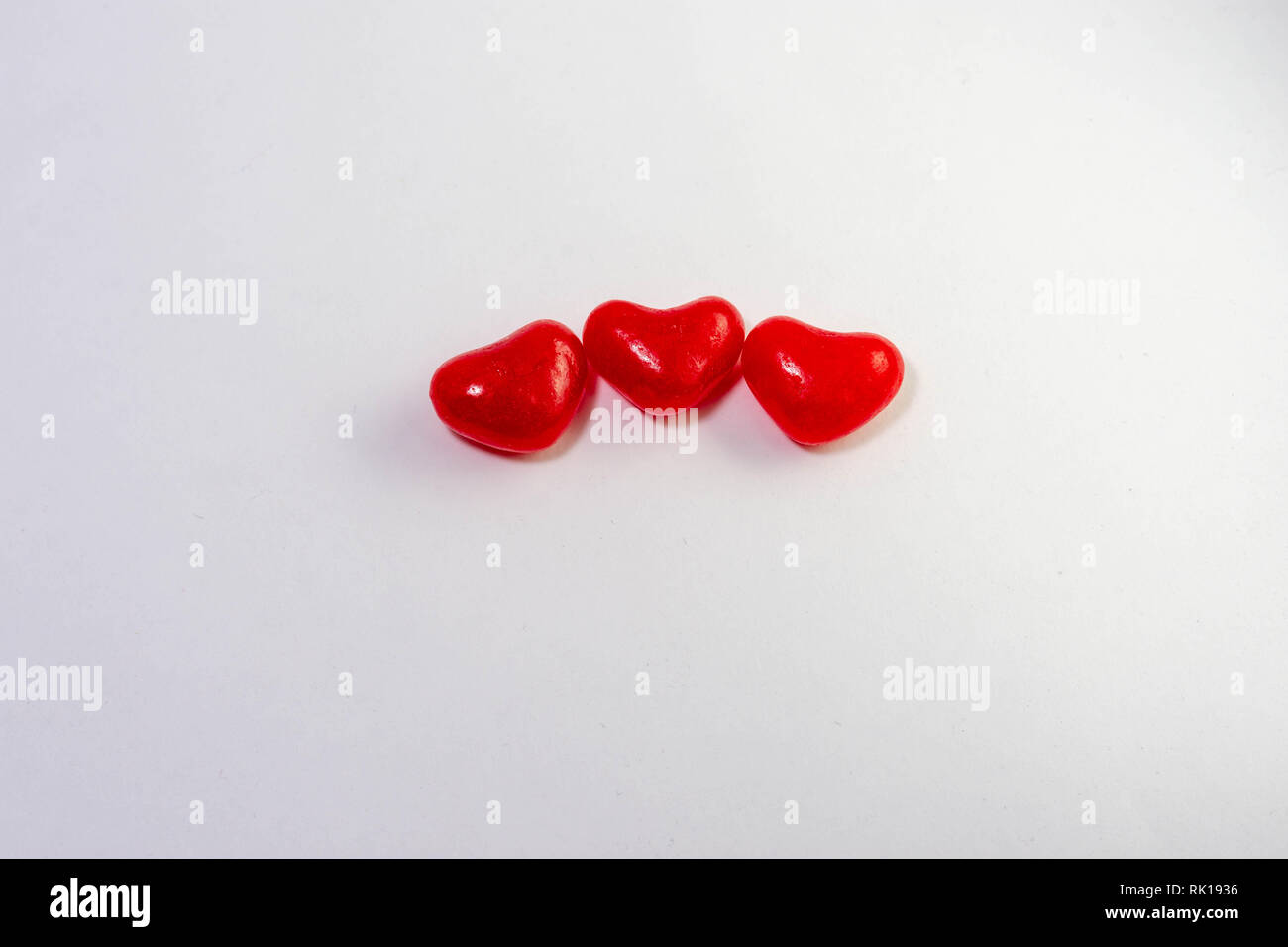 Rote drei Herzen Bonbons Stockfoto
