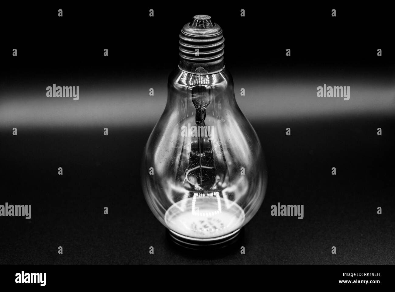 Transparente Glühbirne mit Filament und Edison Schraube oder "ES" lampe Einbau 110 v Stockfoto