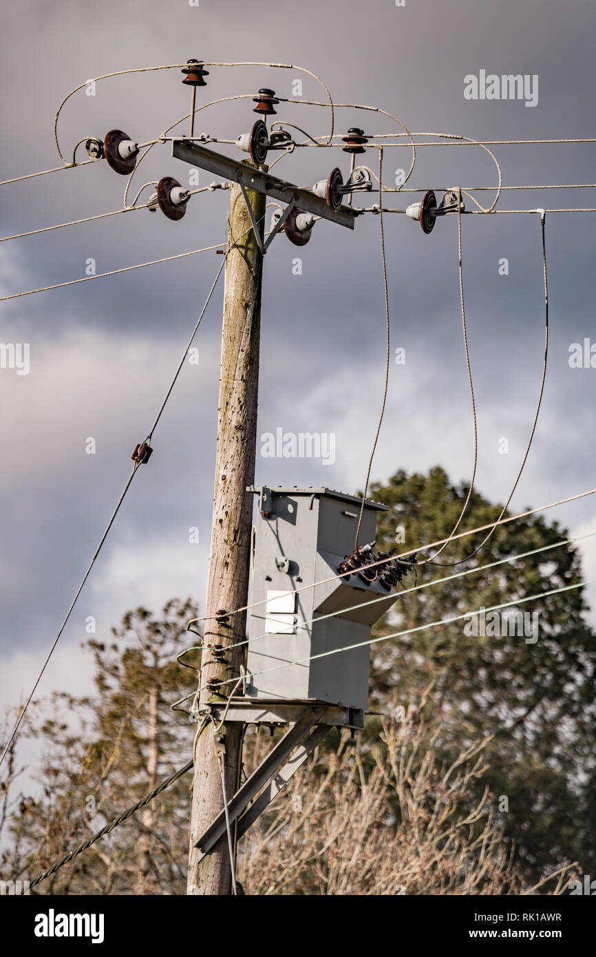 Holz- power line und Kabel Stockfoto