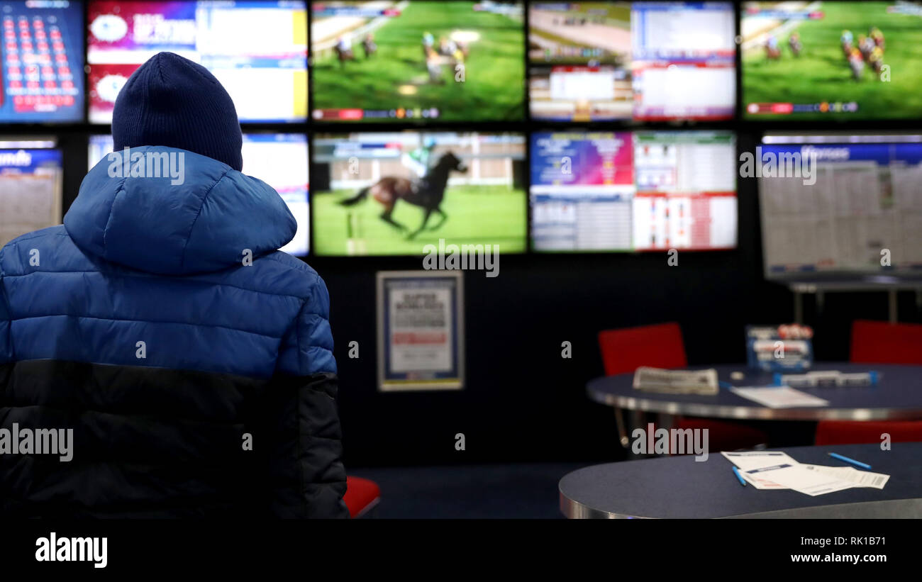 Börsenspekulanten watch Racing aus ganz Europa auf den TV-Bildschirmen zu einem Betfred store in Nottingham. Stockfoto
