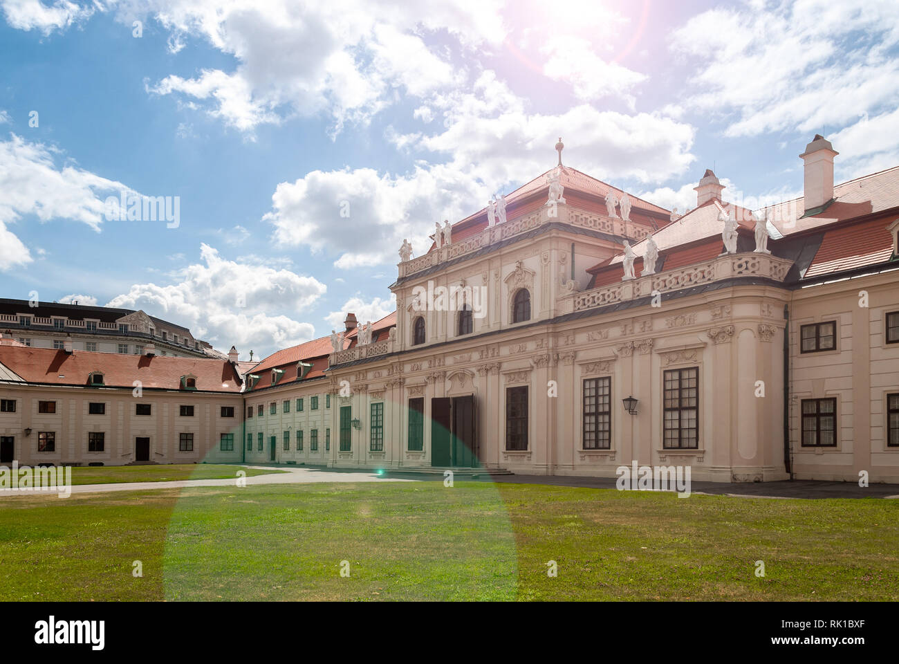 Schloss Unteres Belvedere in Wien, Österreich, Eingang, Mittagssonne, blauer Himmel mit Wolken, Sommer, Ausflüge Stockfoto
