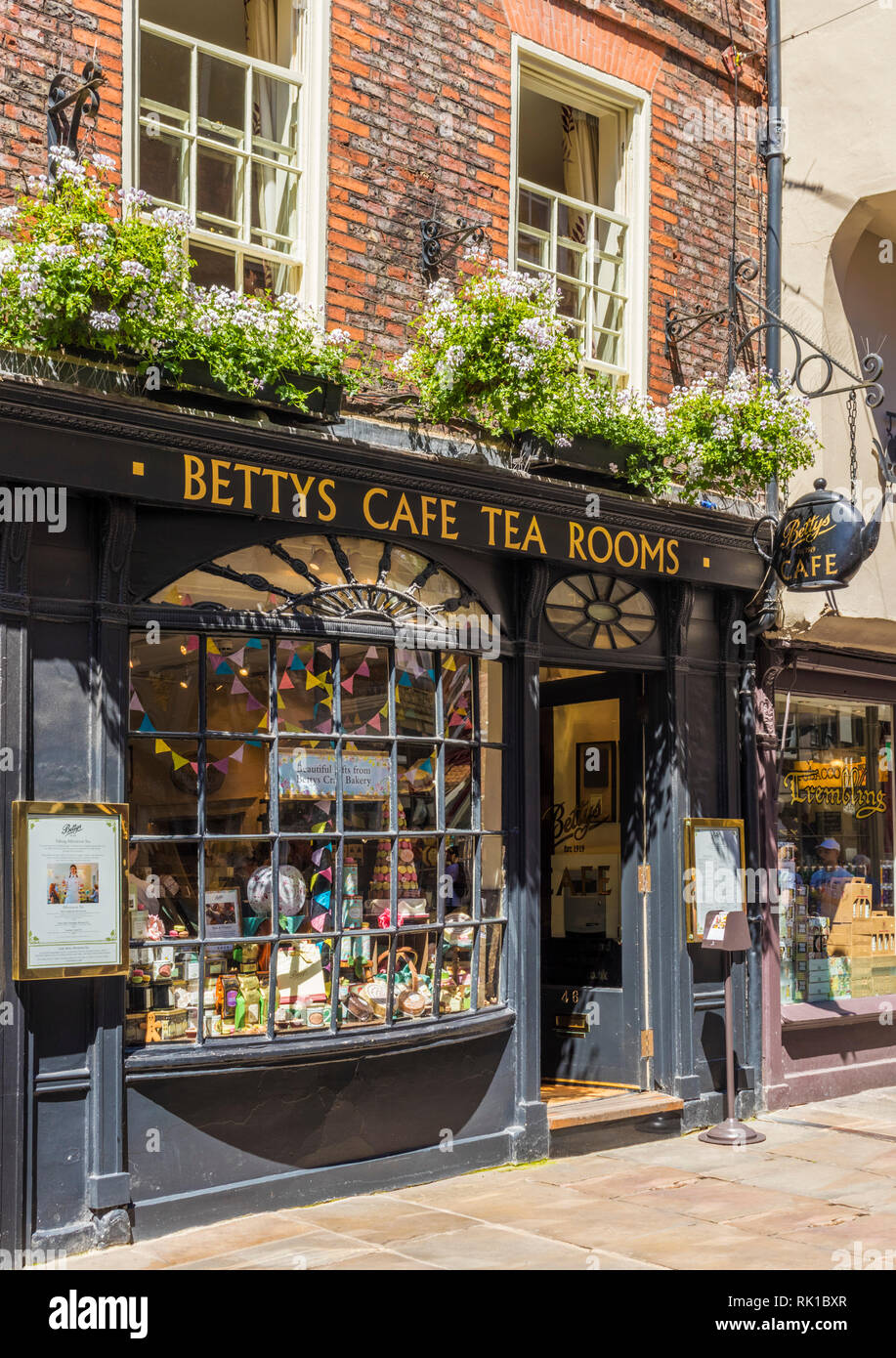 Berühmte Bettys Cafe und Tee Zimmer auf Stonegate Stadt York Yorkshire York Yorkshire England gb uk Europa 0 Stockfoto