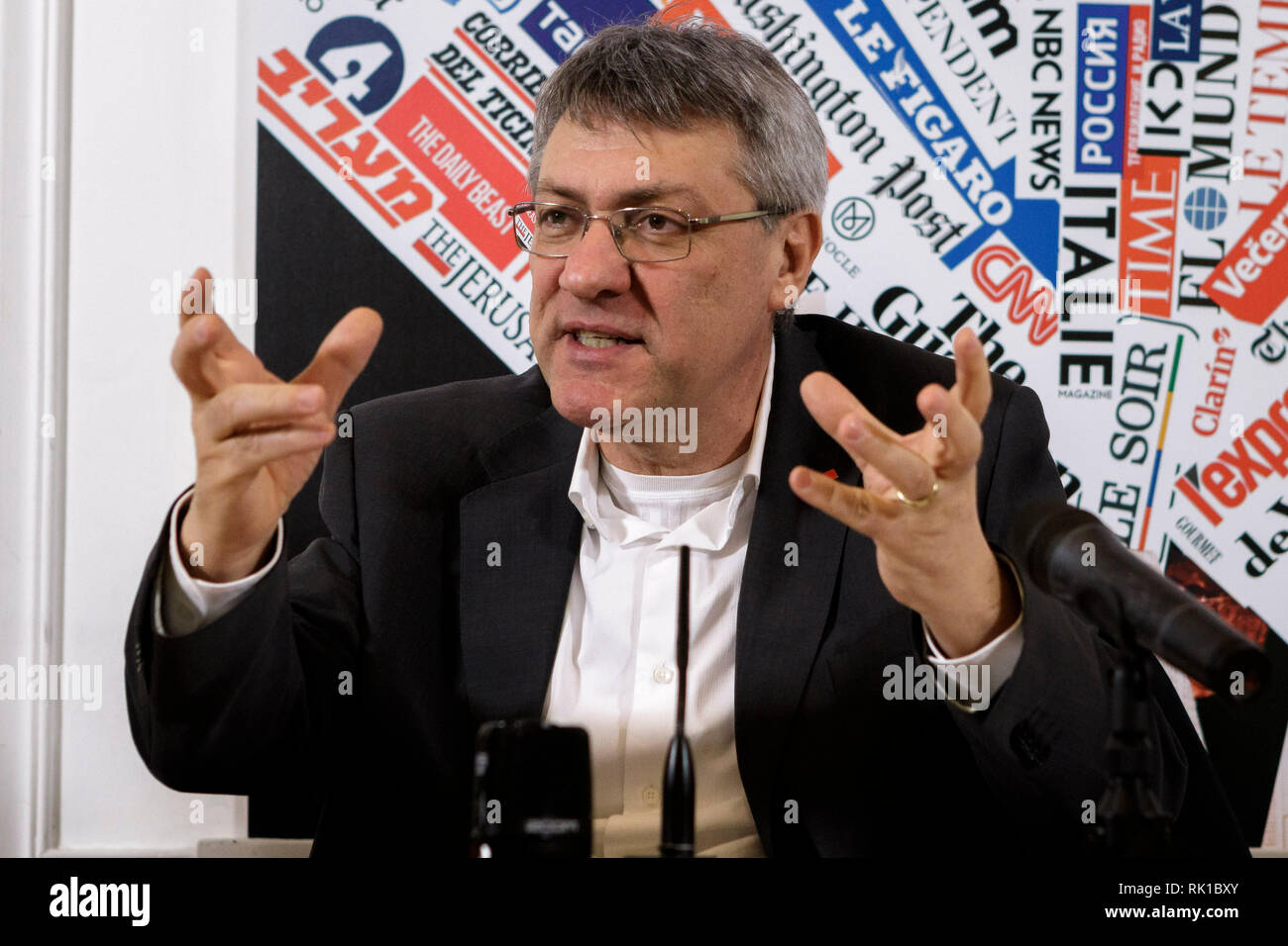 Rom, Italien. 08 Feb, 2019. Maurizio Landini, CGIL Gewerkschaftssekretär, besucht eine Pressekonferenz an der Foreign Press Association in Rom, Italien Am 08 Februar, 2019. CGIL, CISL und UIL (Italiens Gewerkschaften) an einer nationalen Demonstration nehmen, für den 9. Februar geplant, gegen die Wirtschaftspolitik der italienischen Regierung zu protestieren. Credit: Giuseppe Ciccia/Pacific Press/Alamy leben Nachrichten Stockfoto