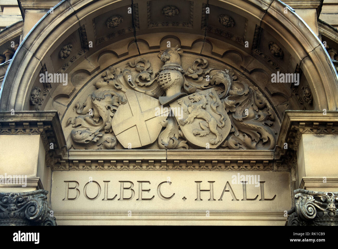 Wappen über der Tür von Bolbec Hall, Westgate, Newcastle upon Tyne England Großbritannien Stockfoto
