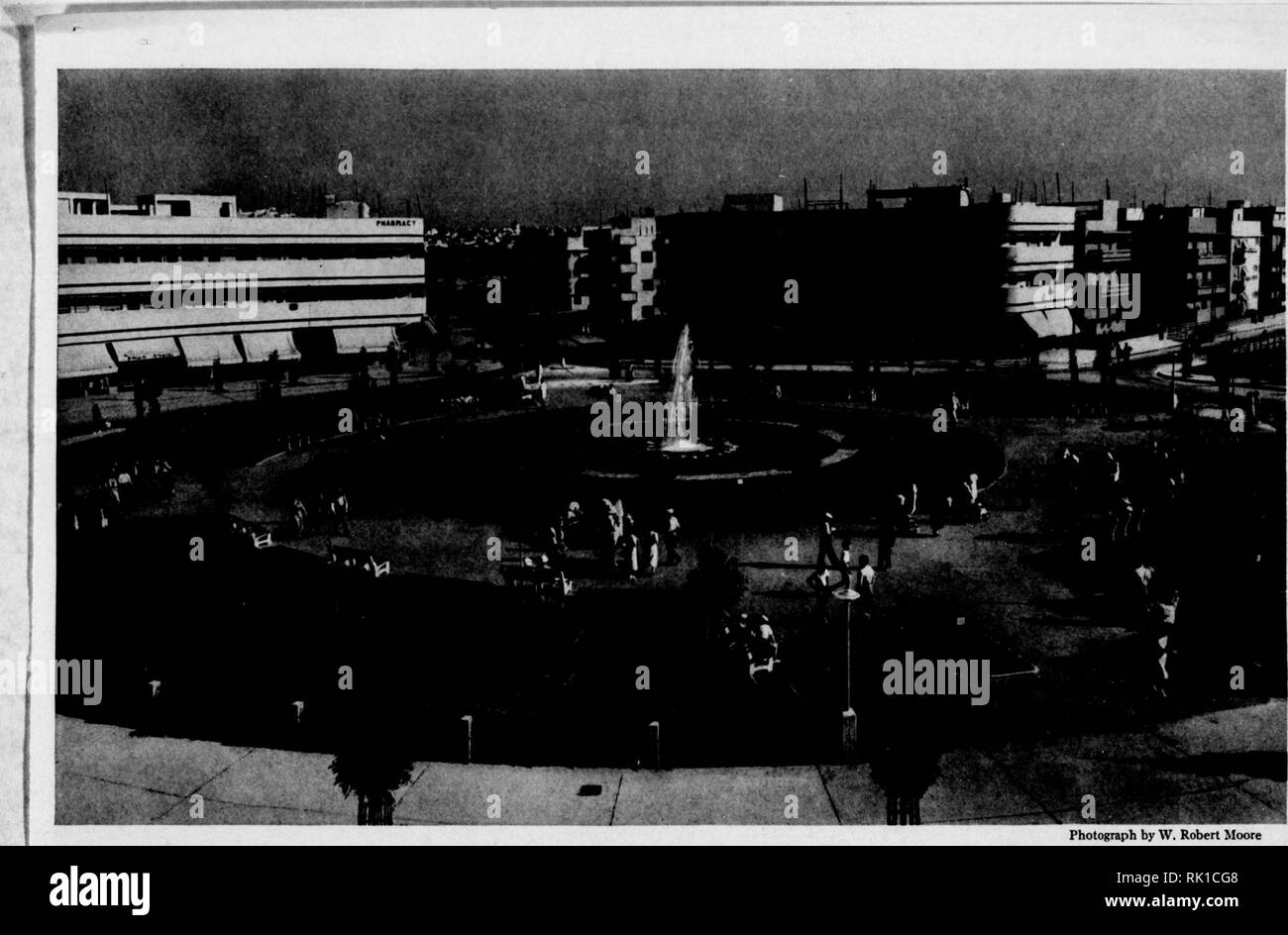 . Arthur und Fritz Kahn Sammlung 1889-1932. Kahn, Fritz 1888-1968; Kahn, Arthur David 1850-1928; Natural history Illustratoren; Natural History. Foto: W. Robert Moore DIZENGOFF CIRCLE IN TEL AVIV, DAS WUNDER DER STADT, DIE IN NUR WENIGEN JAHREN AUS LEEREN SANDS unter der Bevölkerung von 150.000 oder mehr explosionsartig vermehrt hat, sieht man ein paar Heiden. Hier sind die Palästina feinsten Theater, Orchester, die meisten Ihrer Druckmaschinen - in der Tat, hier ist das Zentrum des geistigen Lebens, ebenso wie ihren politischen Hub ist in Jerusalem (Seite 708). Auch hier sind Brennereien, die Parfüm herstellen, eine facto Stockfoto