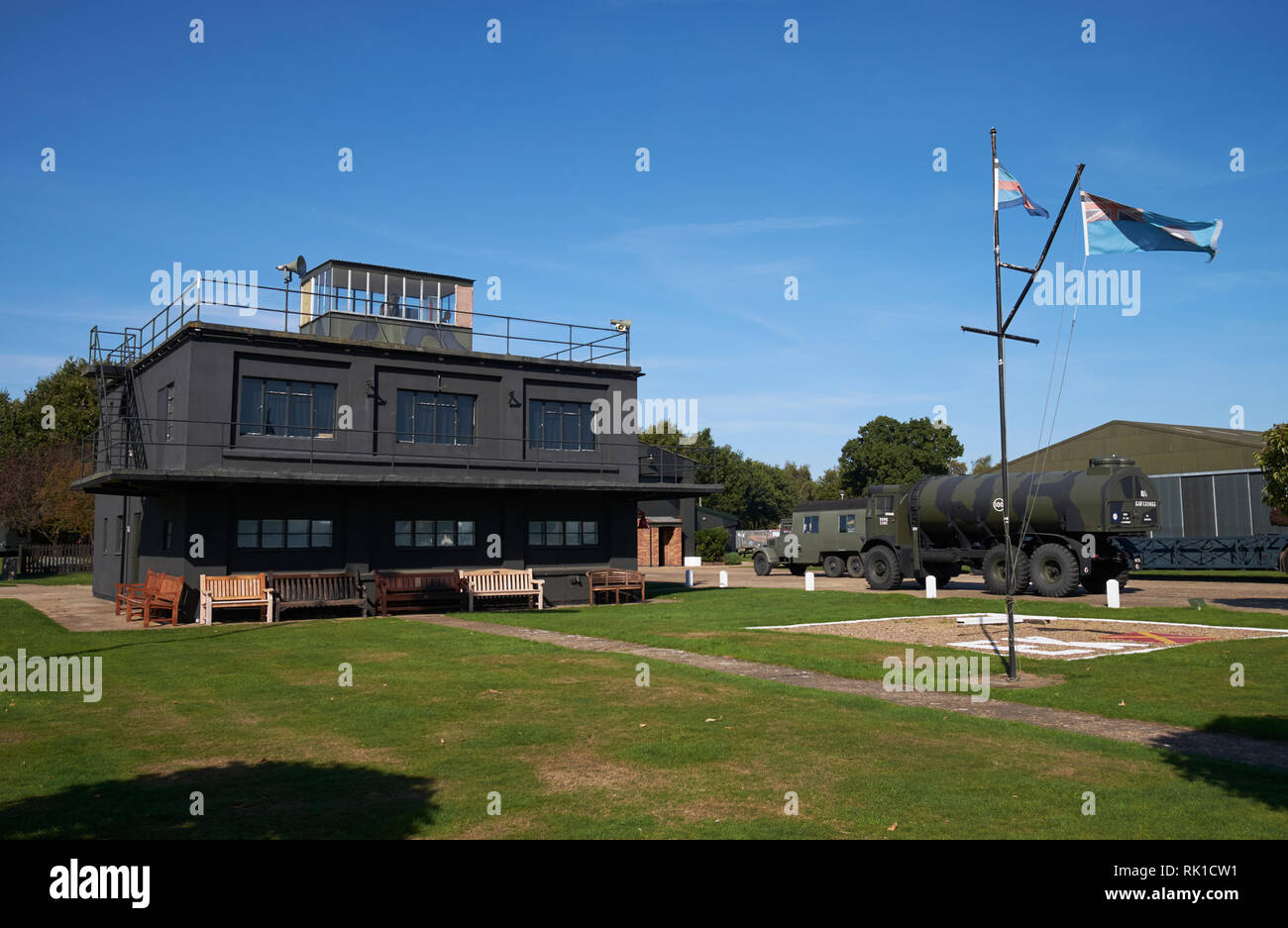 Air Traffic Control Gebäude an der Lincolnshire Aviation Heritage Centre, East Kirkby, Lincolnshire, Großbritannien. Stockfoto