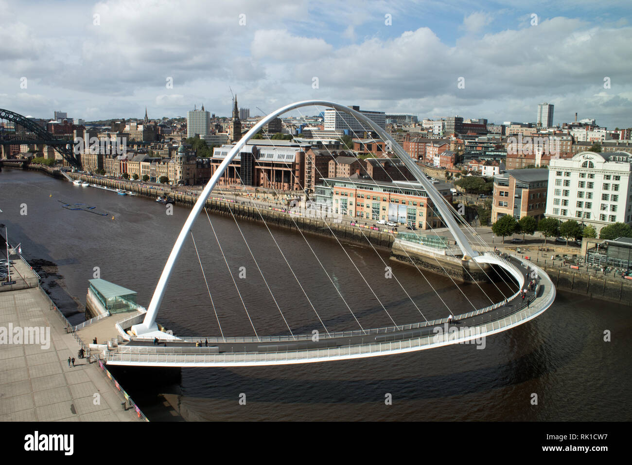 Der Gateshead Millennium Bridge, ein Fußgänger und Radfahrer tilt Brücke überspannt den Fluss Tyne, der Newcastle England Großbritannien Stockfoto