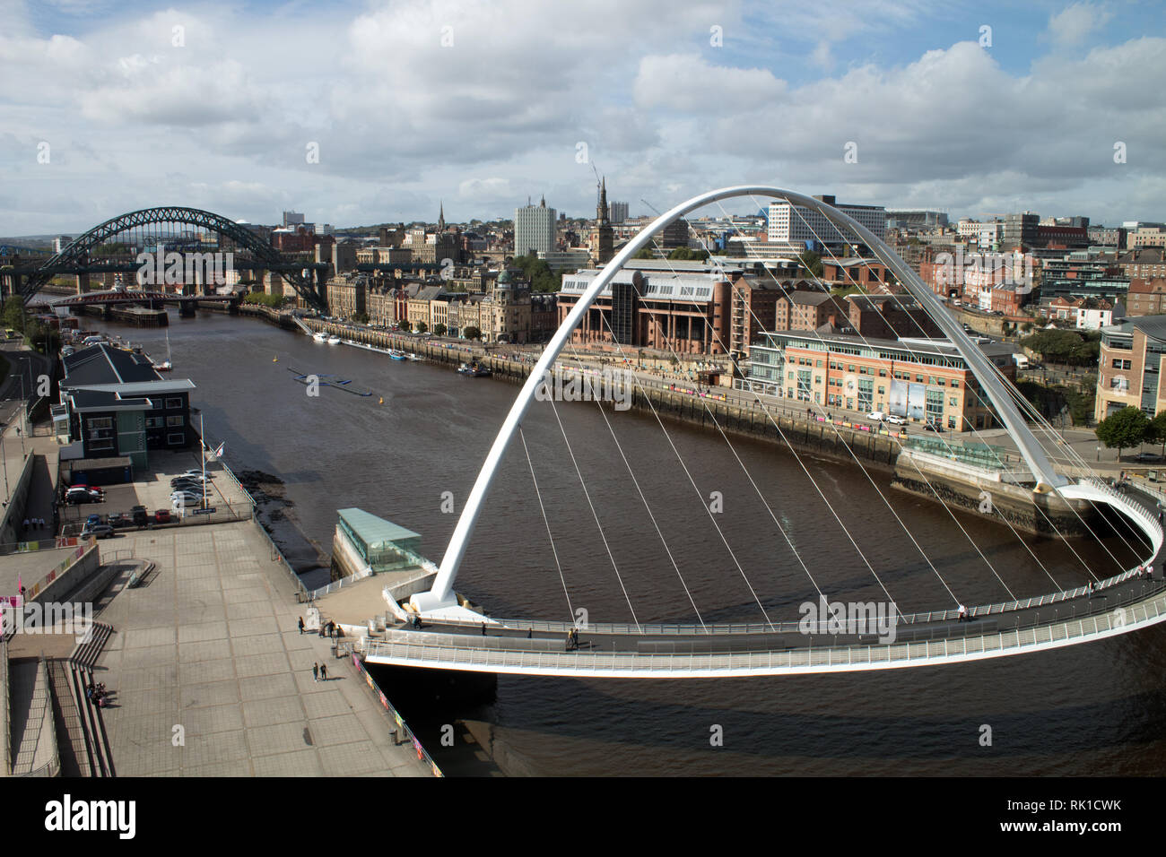 Der Gateshead Millennium Bridge, ein Fußgänger und Radfahrer tilt Brücke überspannt den Fluss Tyne, der Newcastle England Großbritannien Stockfoto